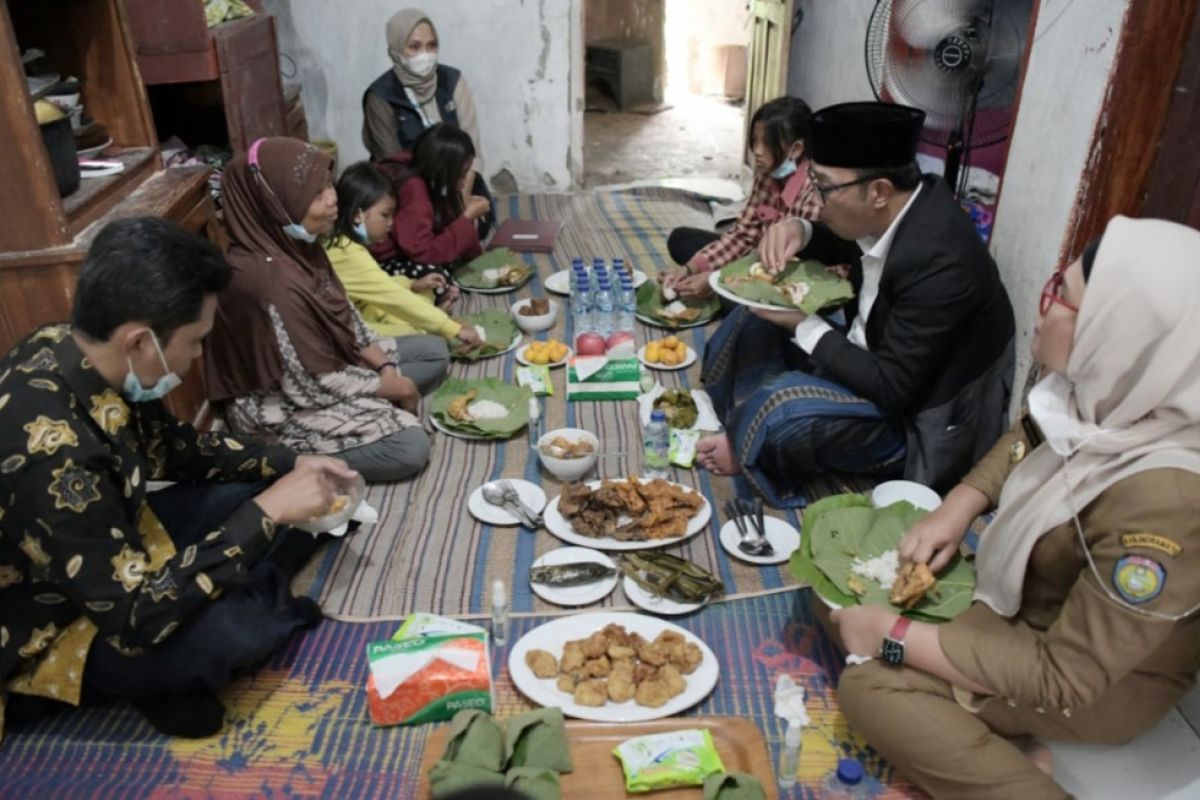 Gubernur Jabar makan siang bersama dengan tiga anak terlantar di Indramayu