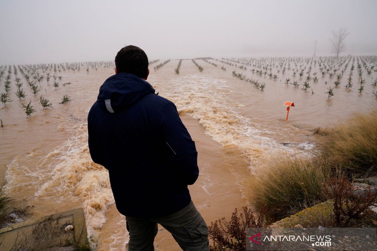 Spanyol hujan deras, dua tewas dan banyak layanan publik lumpuh