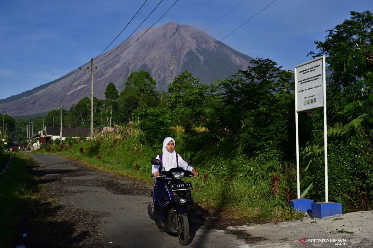 Ministry's Geological Agency raises Mt. Semeru's status to Level 3