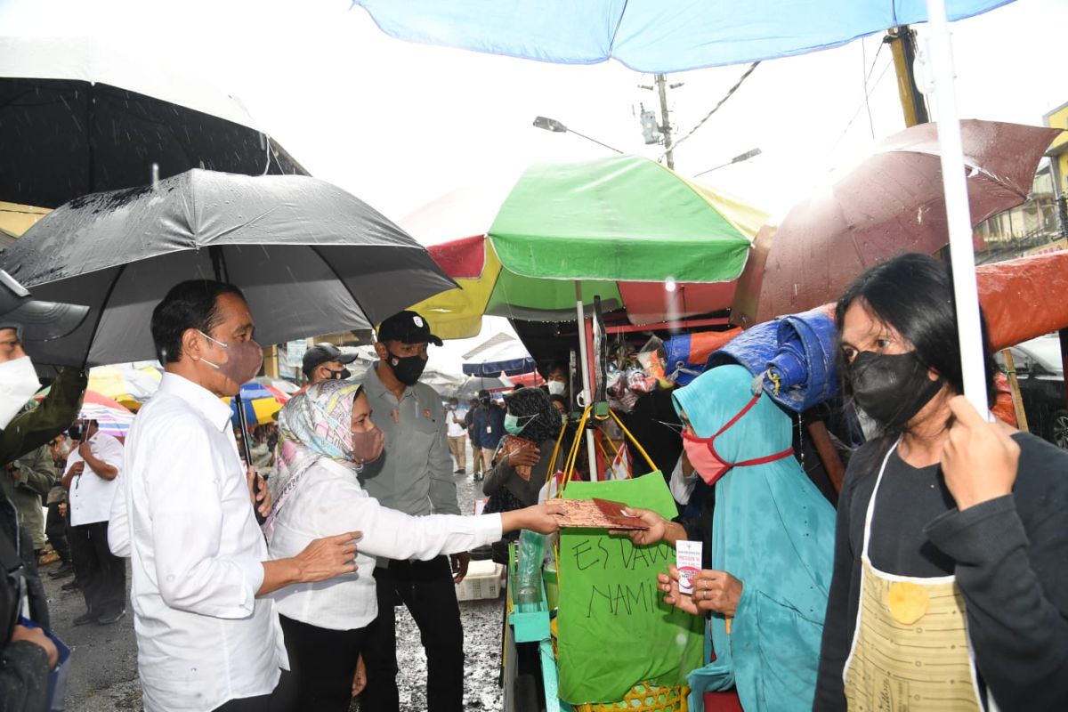 President, First Lady distribute aid to Wonosobo market merchants