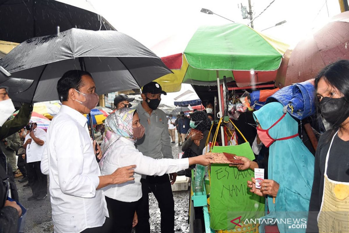 Presiden serahkan bantuan tunai bagi pedagang di Pasar Kertek Wonosobo