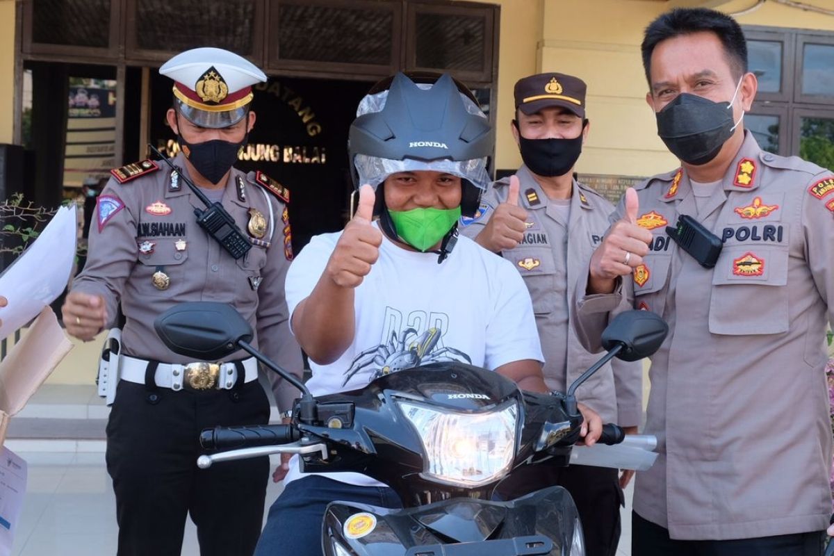 Polres Tanjungbalai serahkan hadiah sepeda motor bagi peserta vaksinasi