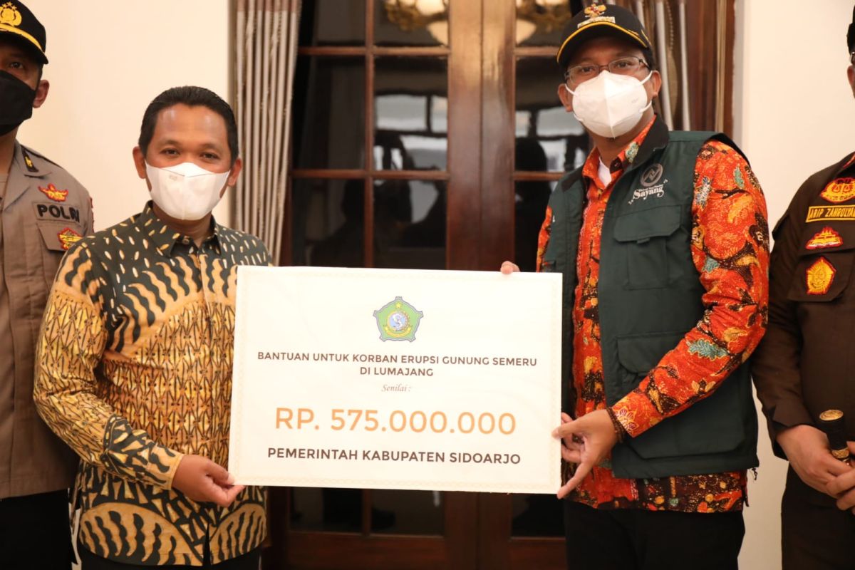 Bupati Sidoarjo serahkan bantuan Rp575 Juta pada korban Semeru