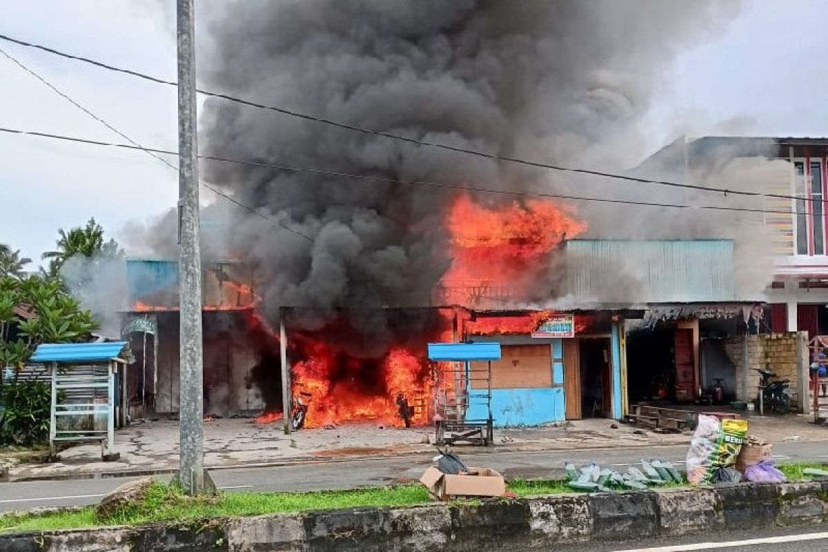 Kebakaran menghanguskan empat unit ruko di Supiori Papua