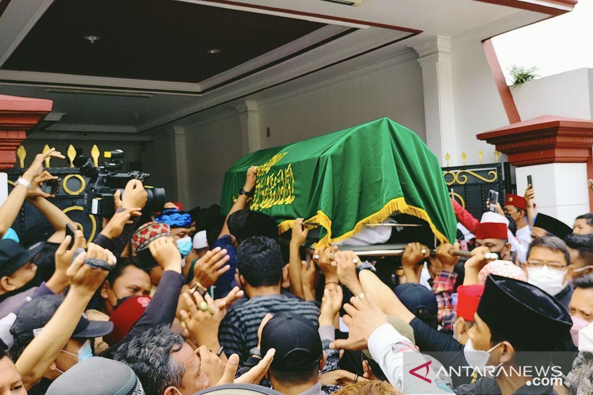 Jenazah Haji Lulung tiba di rumahnya