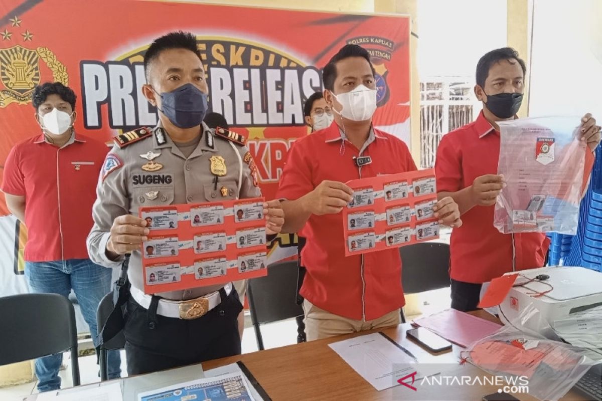 Mantan PHL Satlantas Polres Kapuas diduga cetak puluhan SIM palsu