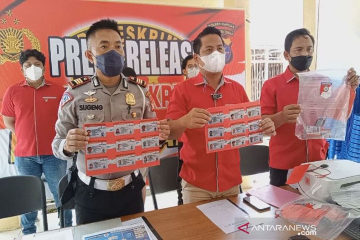 Mantan pegawai harian Satlantas Polres ditangkap cetak SIM palsu