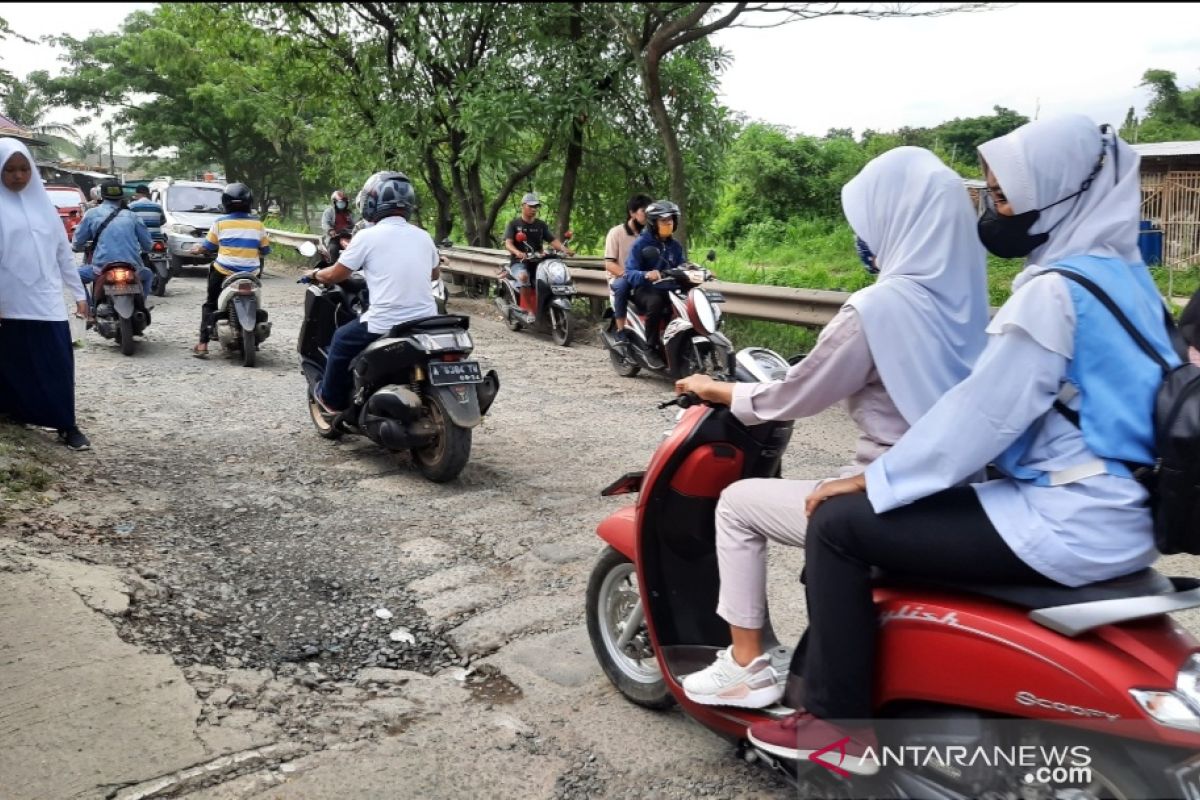 Jalan alternatif menuju RSUD Kabupaten  Tangerang rusak