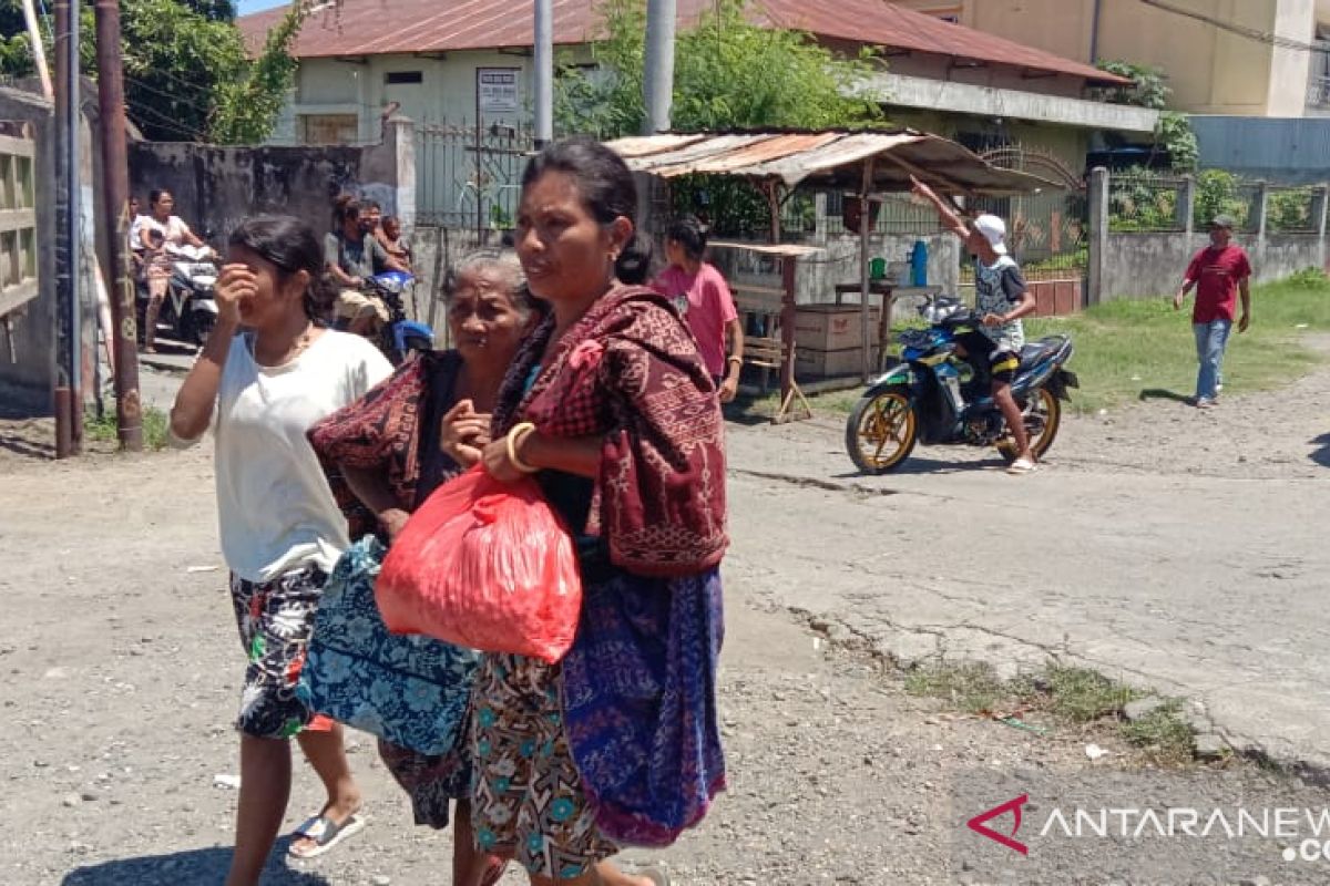 Warga Larantuka  berhamburan saat gempa 7,5 magnitudo