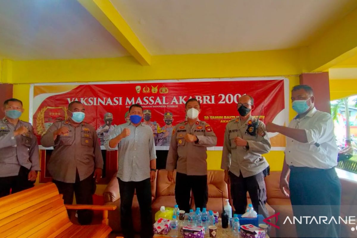 Vaksinasi massal Polres Singkawang dalam rangka 20 tahun Akabri 2001