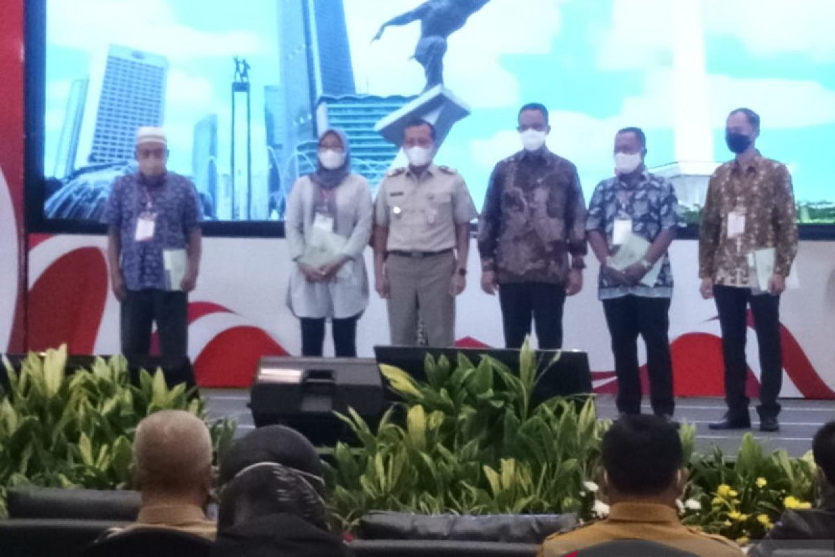 Program PTSL, Anies serahkan 5.000 sertifikat hak tanah warga