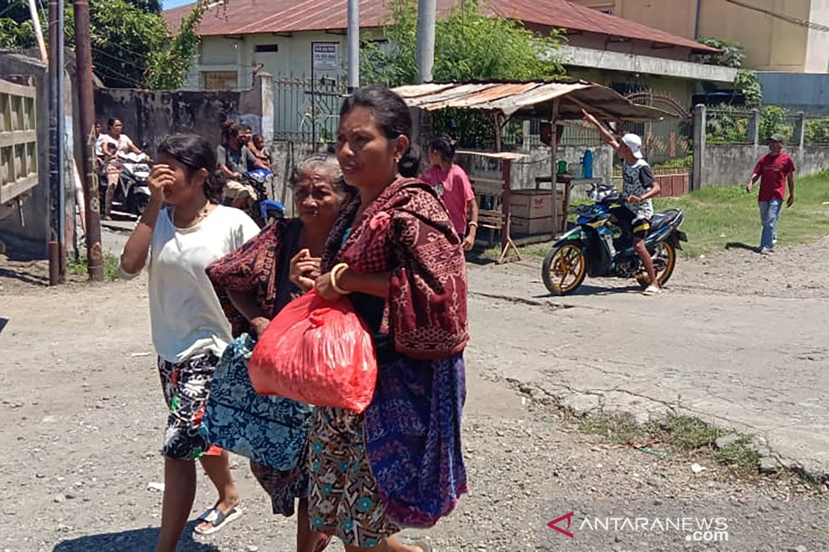 Hindari tsunami, warga pesisir Flores Timur evakuasi mandiri