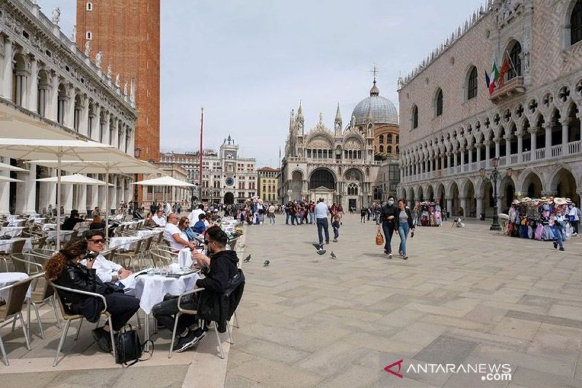 Italia longgarkan aturan karantina COVID-19