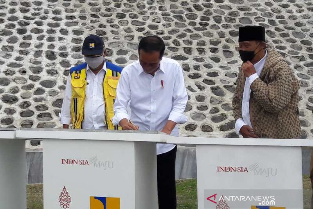 President Jokowi inaugurates four retention basins in Central Java
