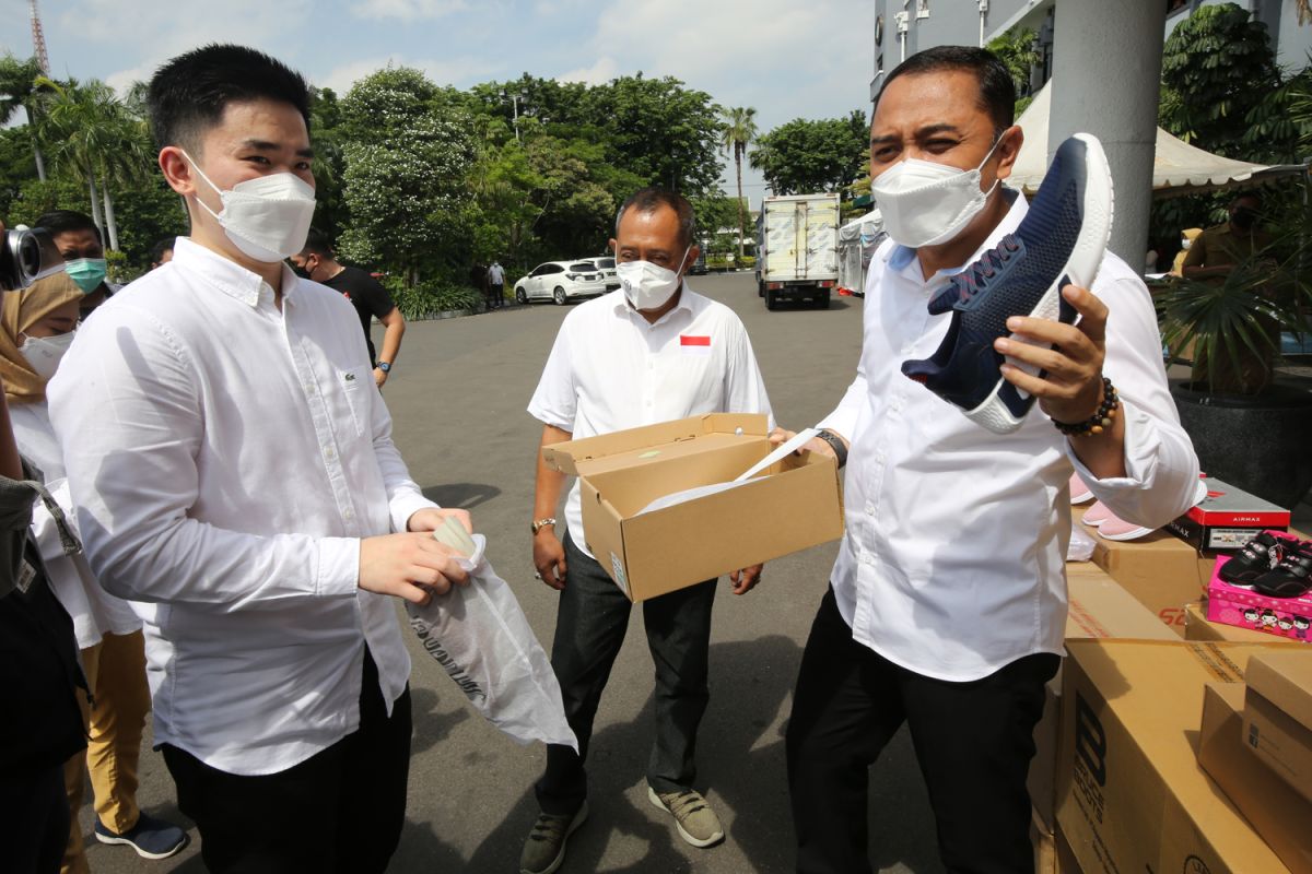 Pemkot Surabaya salurkan ribuan sepatu ke korban letusan Gunung Semeru