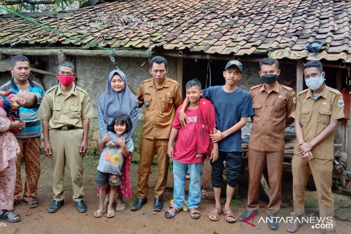 Kades Pasirnangka sambangi gubuk yatim-piatu