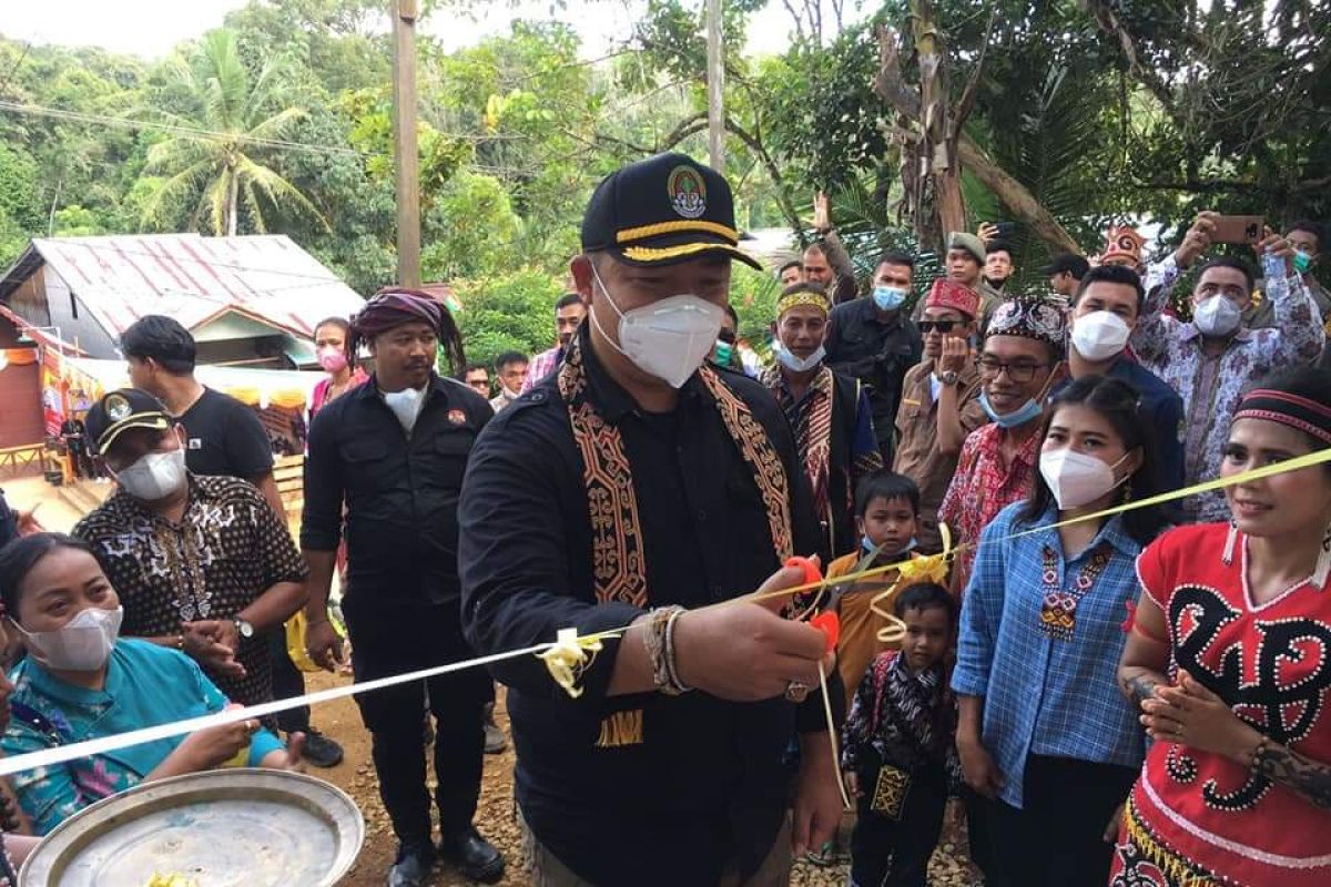 Sekda Ketapang resmikan rumah adat, pos kesehatan dan gereja