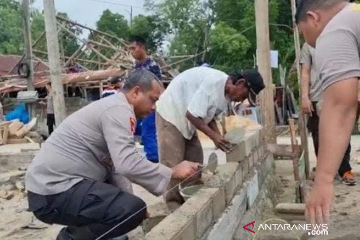 Polisi Bangka Barat gotong royong perbaiki rumah korban banjir