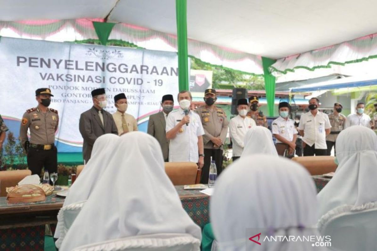 Vaksinasi 300 santri di Pondok Gontor Kampar-Riau ditinjau gubernur