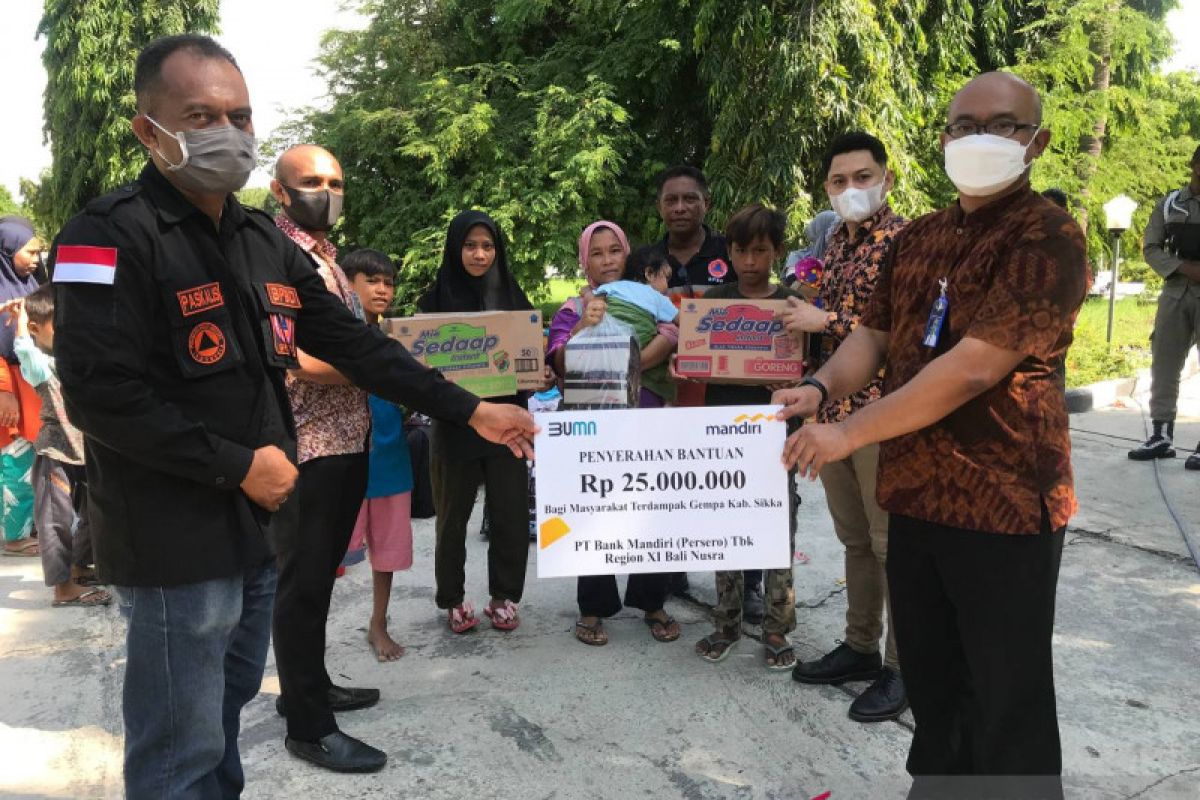 Bank Mandiri bantu perlengkapan- makanan bagi pengungsi di Sikka