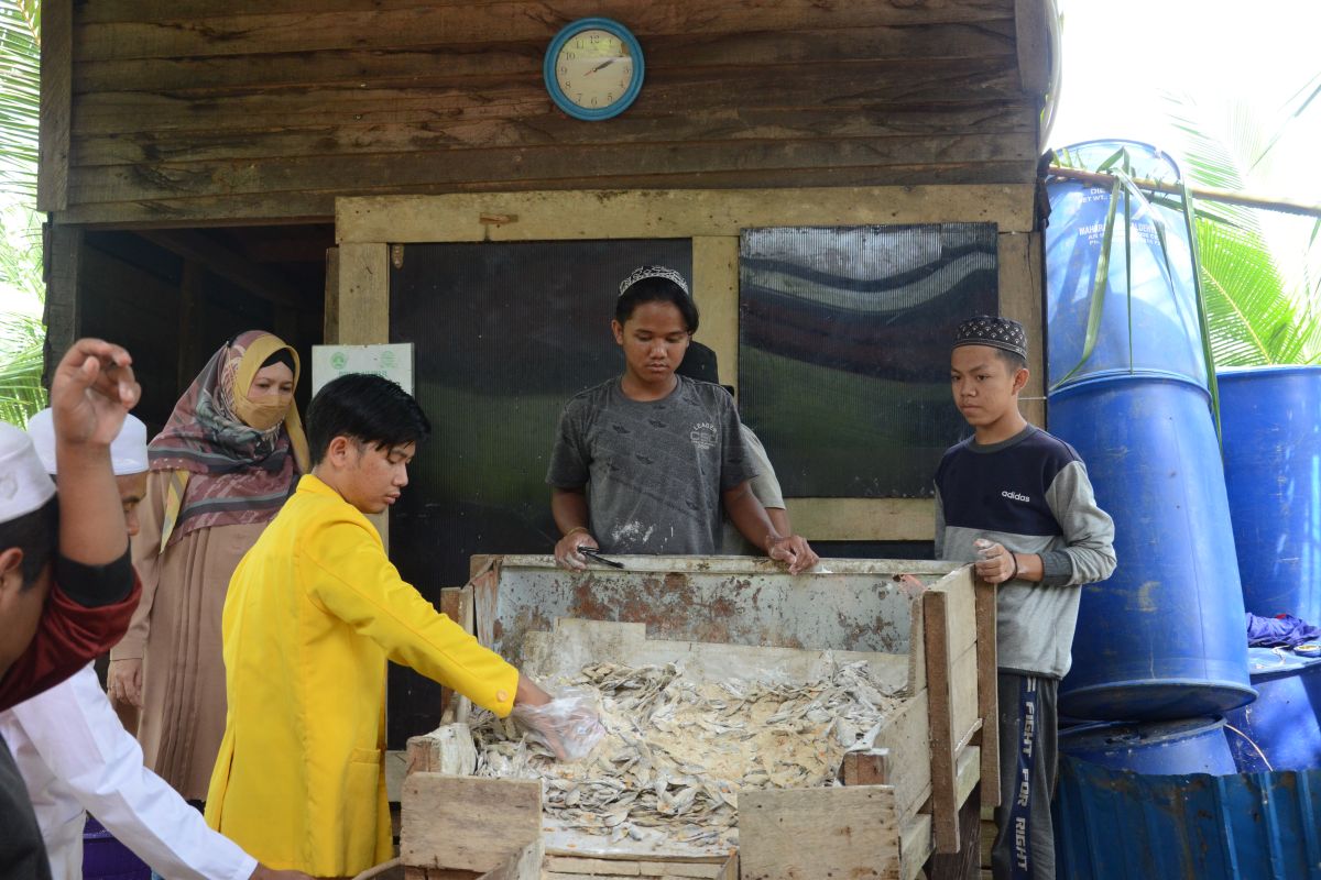 Efesiensi usaha perikanan, Adaro - ULM latih santri membuat pakan ikan