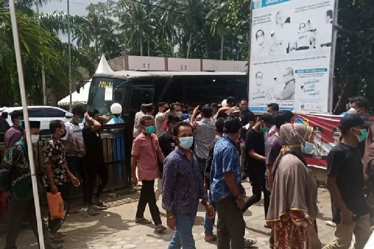 Personel Polres Batubara jemput masyarakat untuk divaksinasi