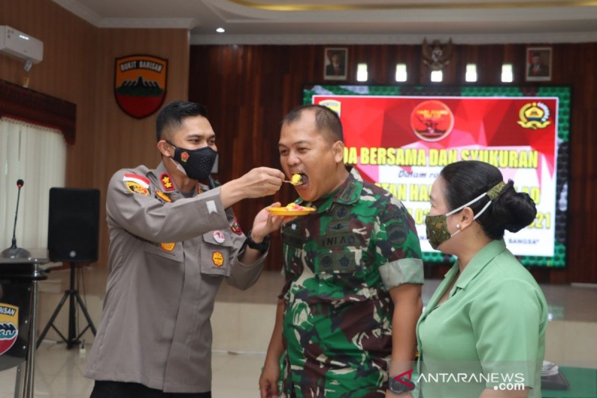 Di hari juang TNI AD ke 76, Kapolres beri surprise kepada Dandim 0212/TS