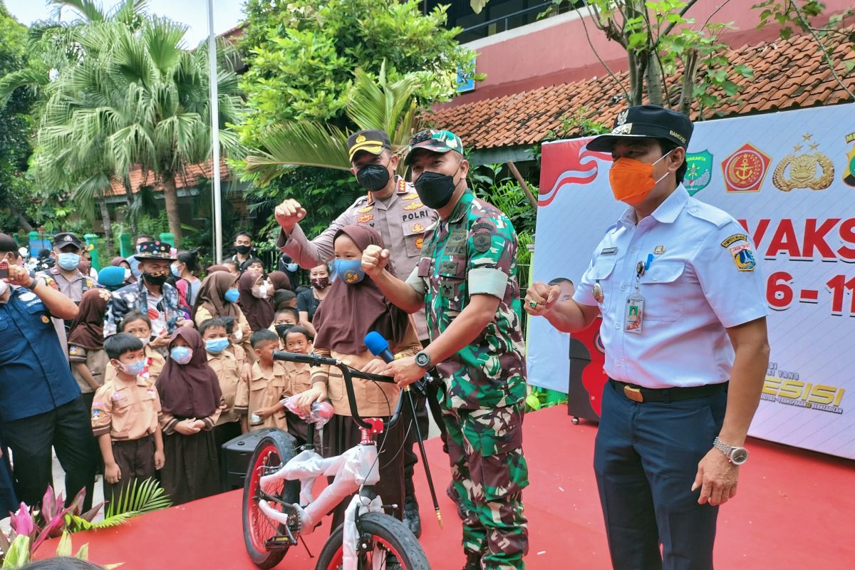 Vaccinated elementary students entertained by mascot, awarded prizes