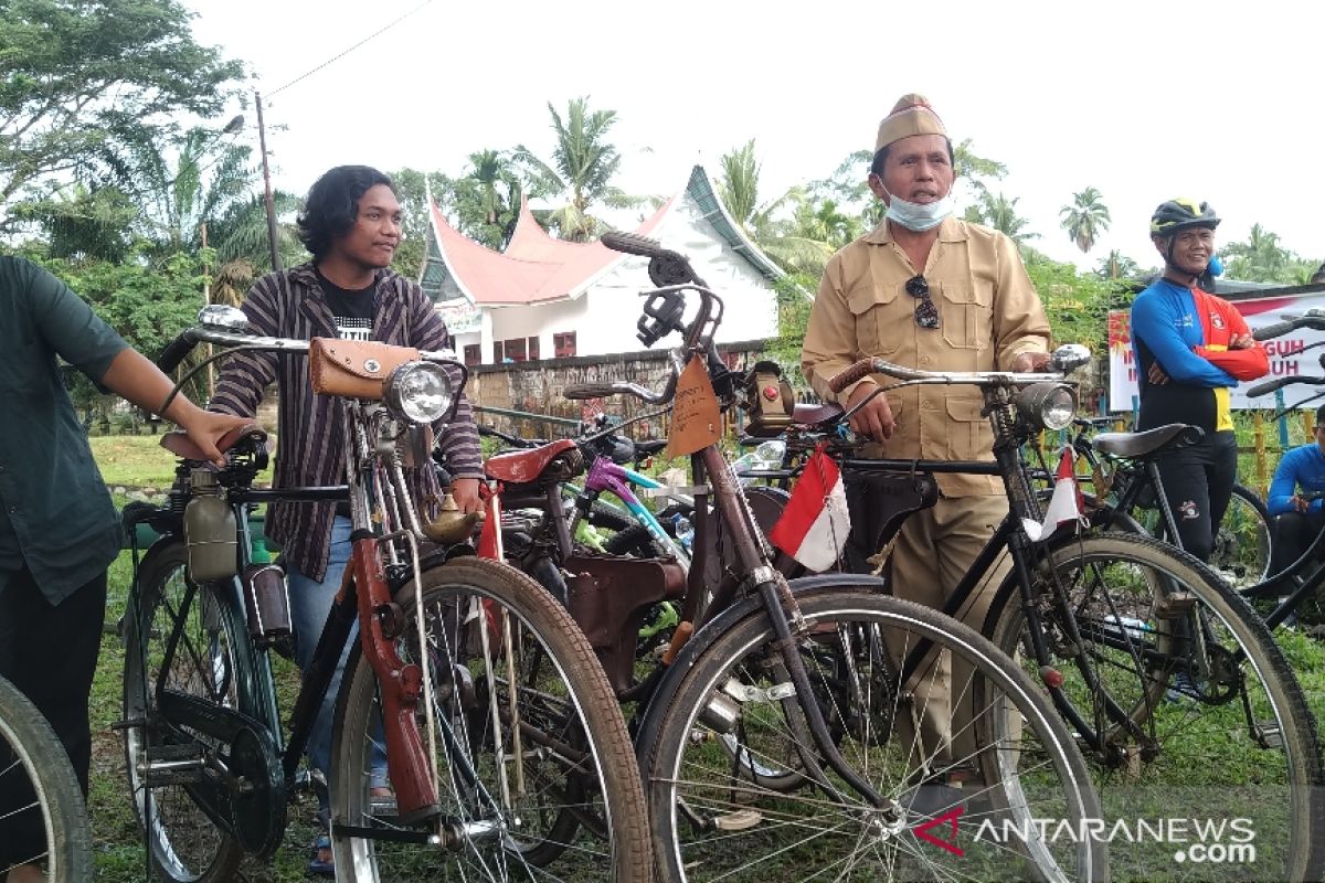 Pecinta sepeda ontel ramaikan Etape III Tour de PDRI