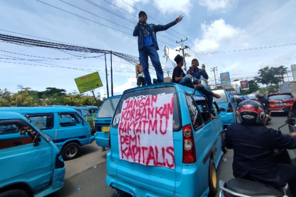 Sopir angkot di Makassar protes operasional teman bus