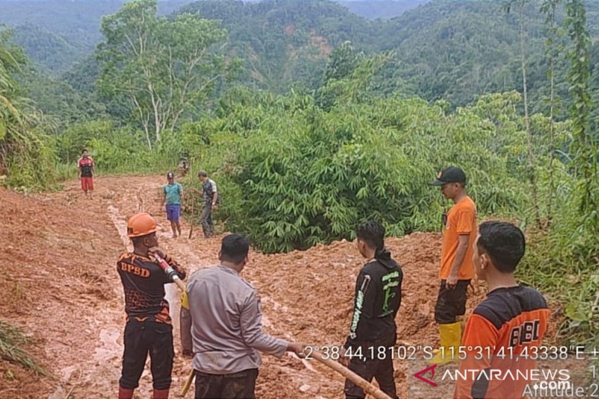 Akses jalan wilayah Kecamatan Hantakan terancam putus karena longsor