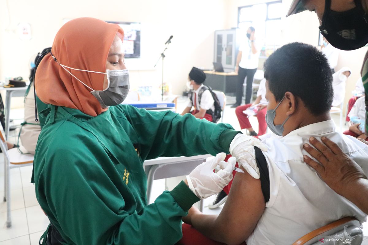 10.433 anak usia 6-11 tahun di Bekasi ikuti vaksinasi COVID-19 hari pertama