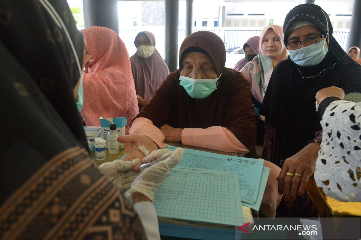 Pemeriksaan kesehatan lansia di tengah pandemi COVID-19