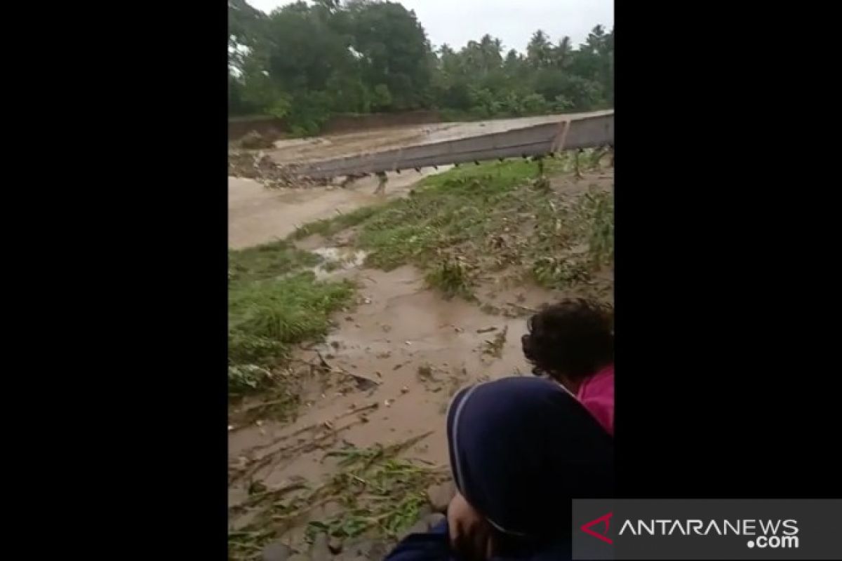 Jembatan gantung 87 meter yang putus di Tapsel akses vital masyarakat desa