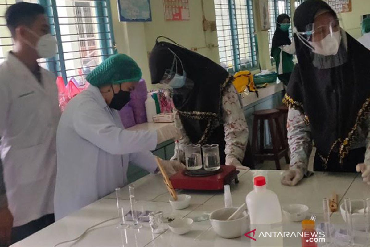 FIK Muhammadiyah Palangkaraya latih siswa buat sabun berbahan rambusa