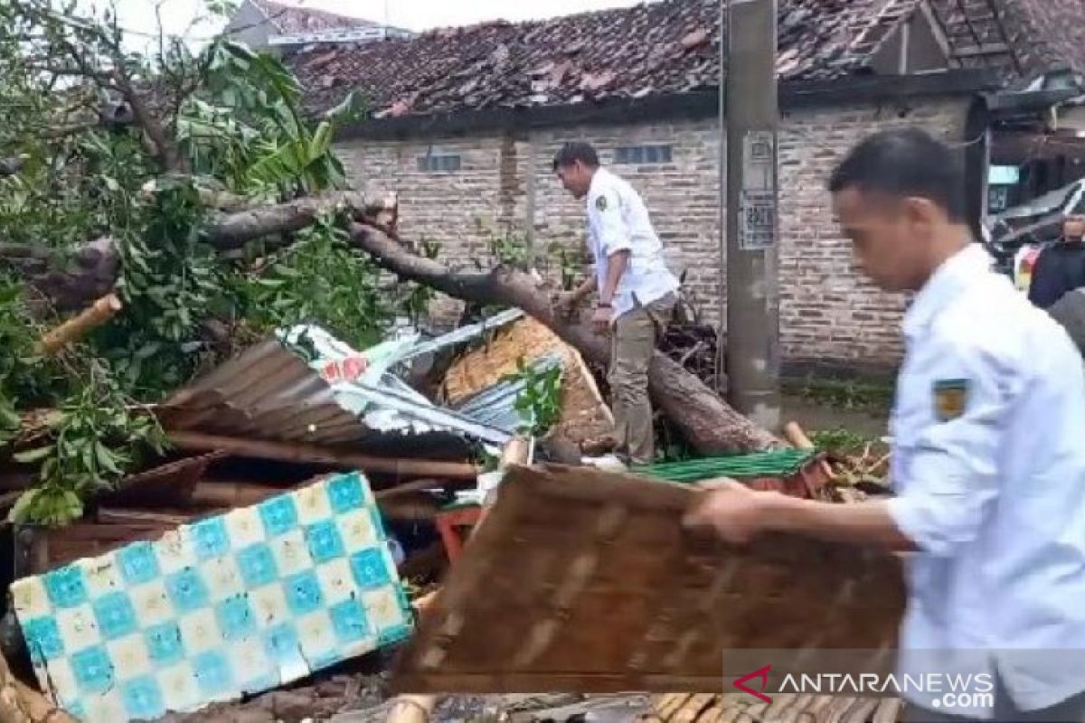 Ratusan rumah di Madiun rusak diterjang angin kencang