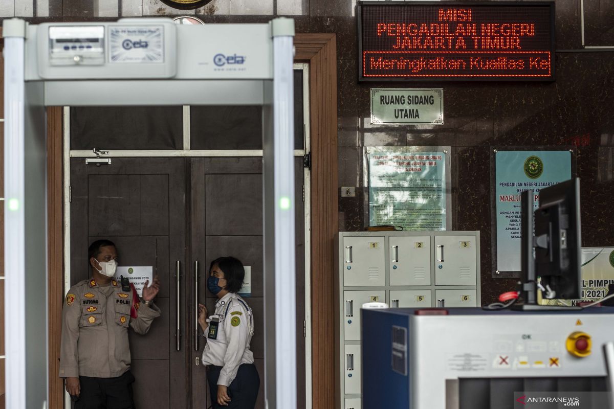 Polisi amankan dua pria mencurigakan saat sidang Munarman