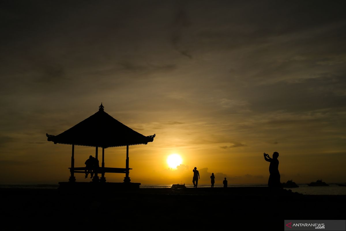 Berwisata bahari menyaksikan matahari bangun di Pantai Sanur