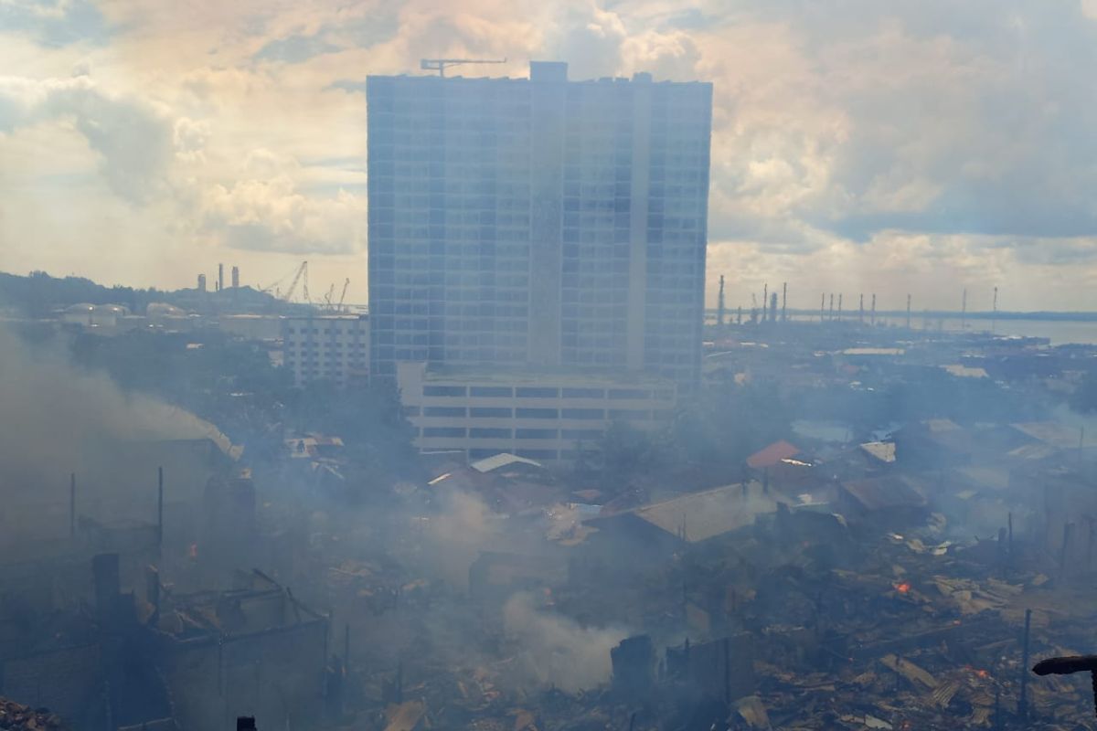 Ratusan rumah terbakar di belakang apartemen Pertamina Balikpapan