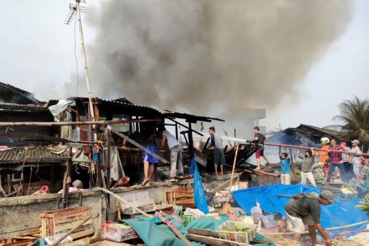 Kebakaran landa Pasar Gaplok, 17 armada pemadam kebakaran dikerahkan