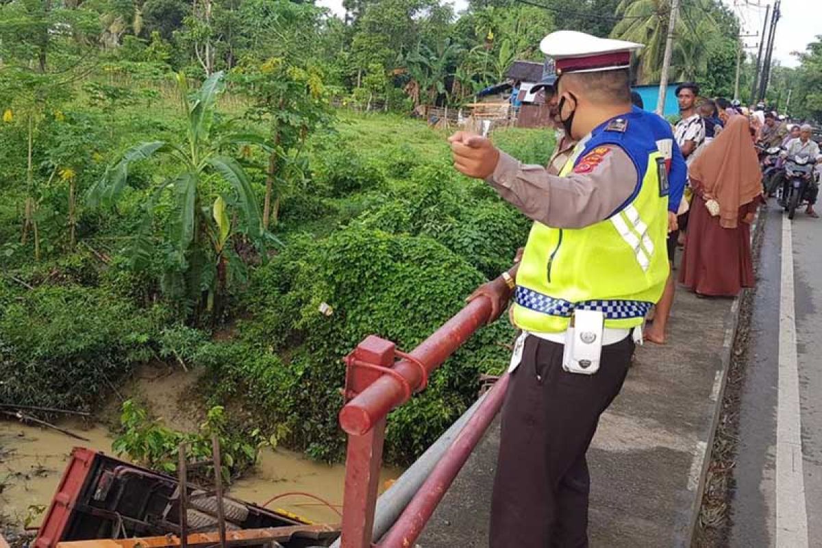 Rem blong, dua truk masuk ke sungai