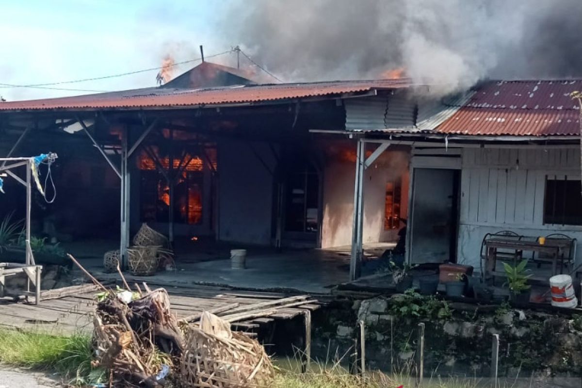 Rumah di Pekanbaru ludes terbakar, penghuni sempat terobos masuk