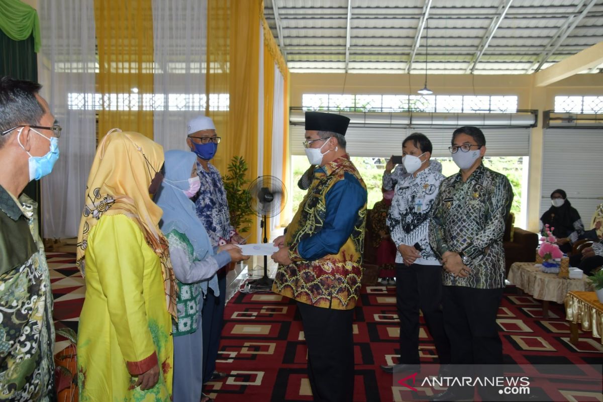 Anggota PGRI HSS purna tugas di HSS terima santunan