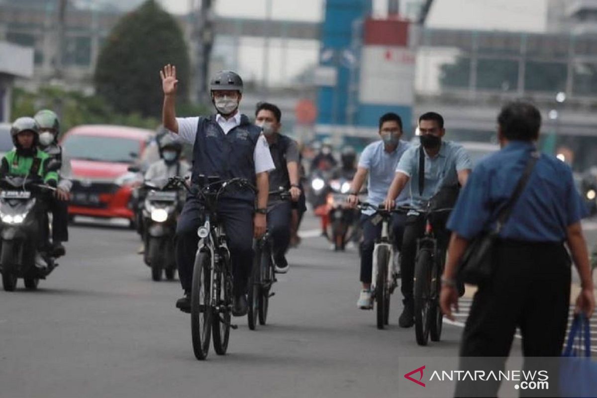 Bersepeda sore, Anies tinjau progres pembangunan MRT Fase 2A