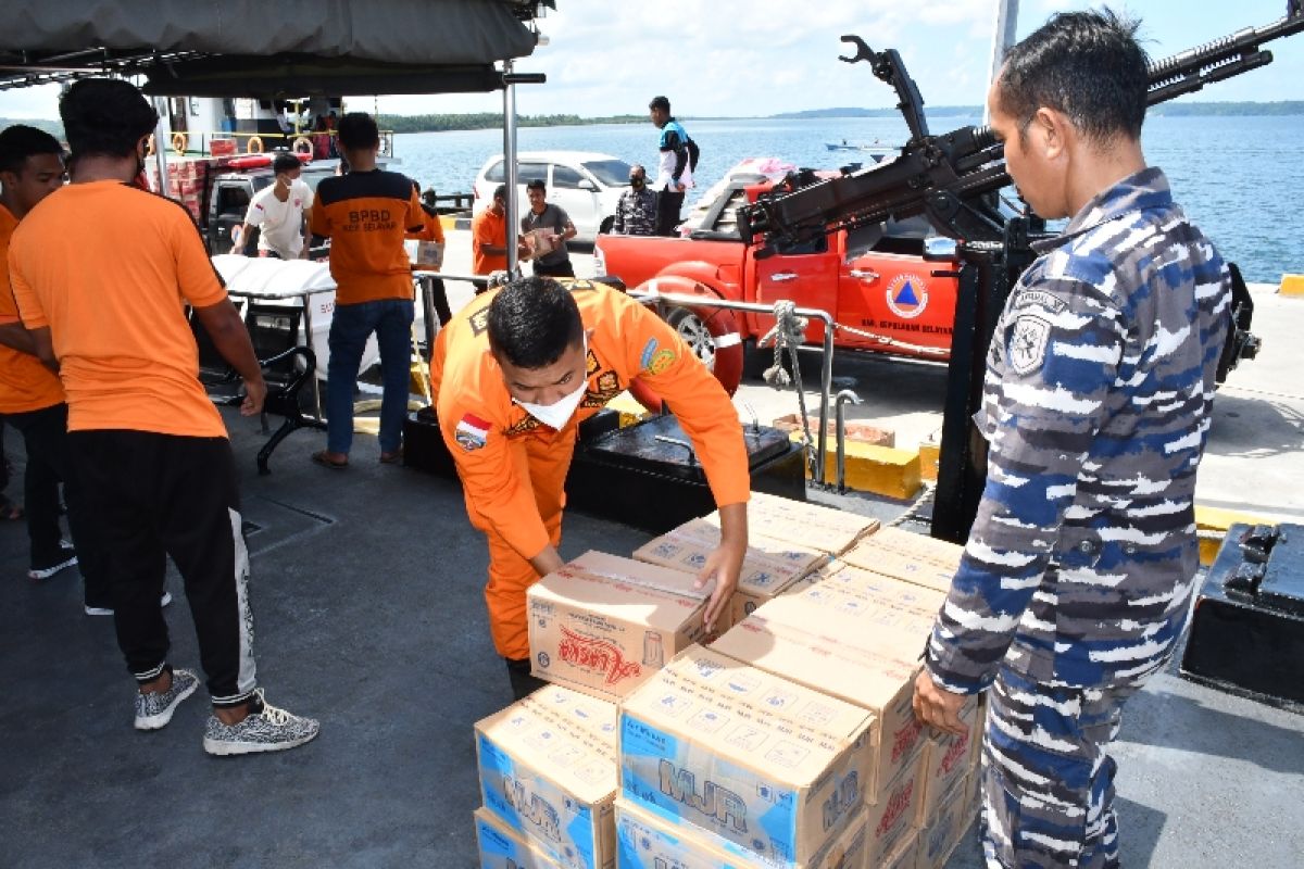 KAL TNI AL angkut logistik korban gempa ke pulau terluar Selayar
