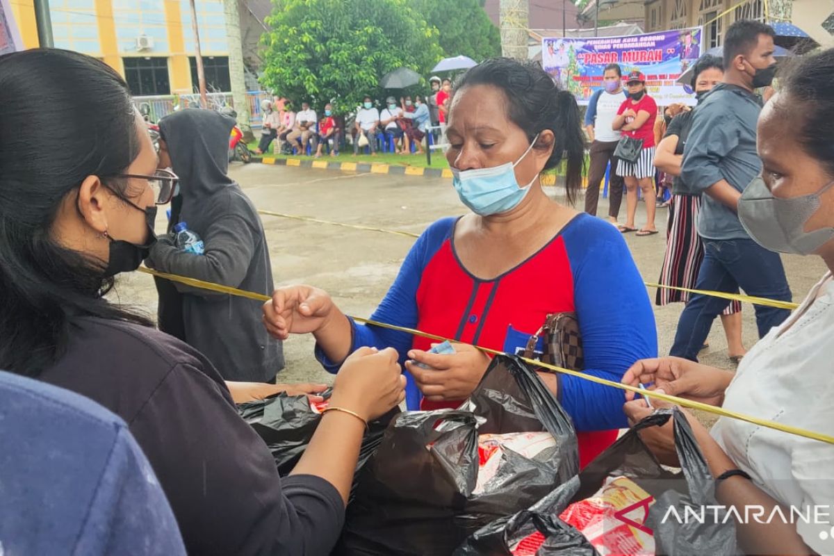 Kota Sorong menggelar pasar murah jaga stabilitas harga jelang Natal