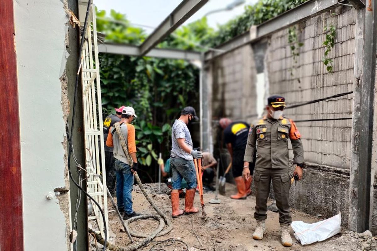 Satpol PP Jaksel: bangunan kafe di atas kali sudah rampung dibongkar