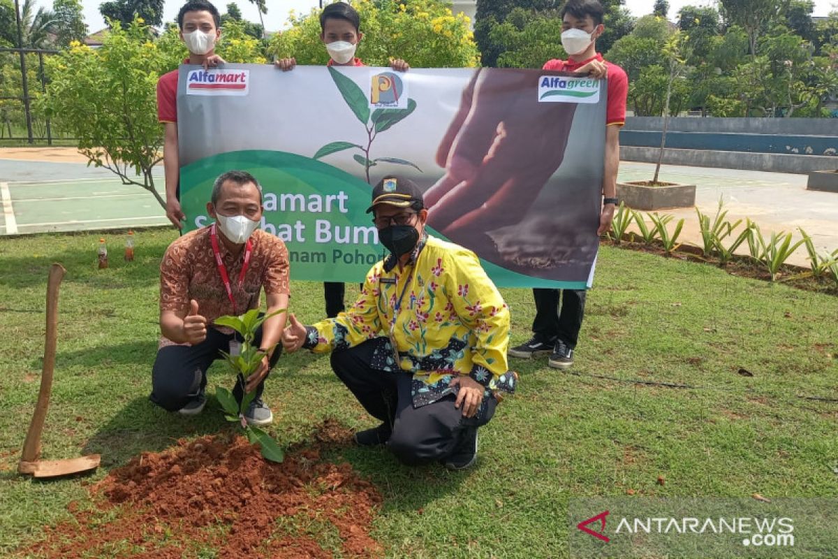 Jakbar tanam ratusan pohon buah untuk hijaukan taman kota