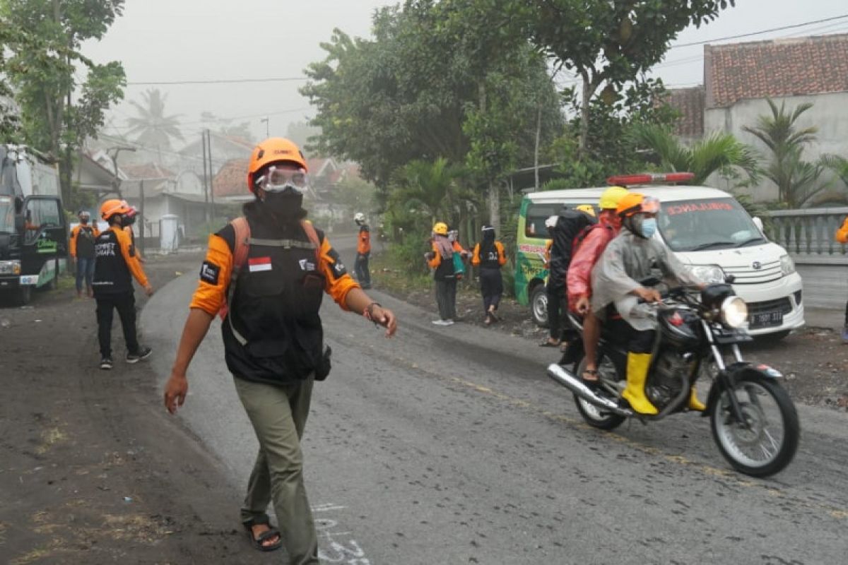 DMC Dompet Dhuafa bantu evakuasi warga dari guguran awan panas Semeru