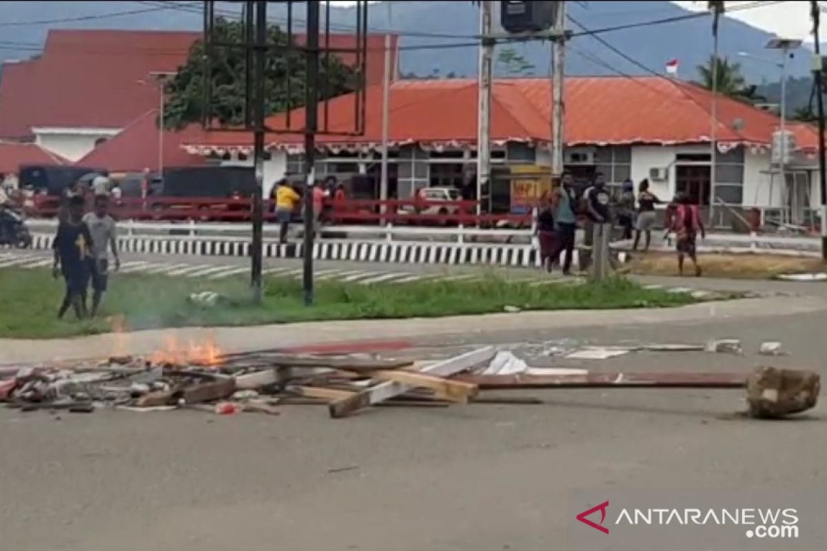 Warga Blokade Jalur Trans Papua Barat terkait rusuh Manokwari Selatan